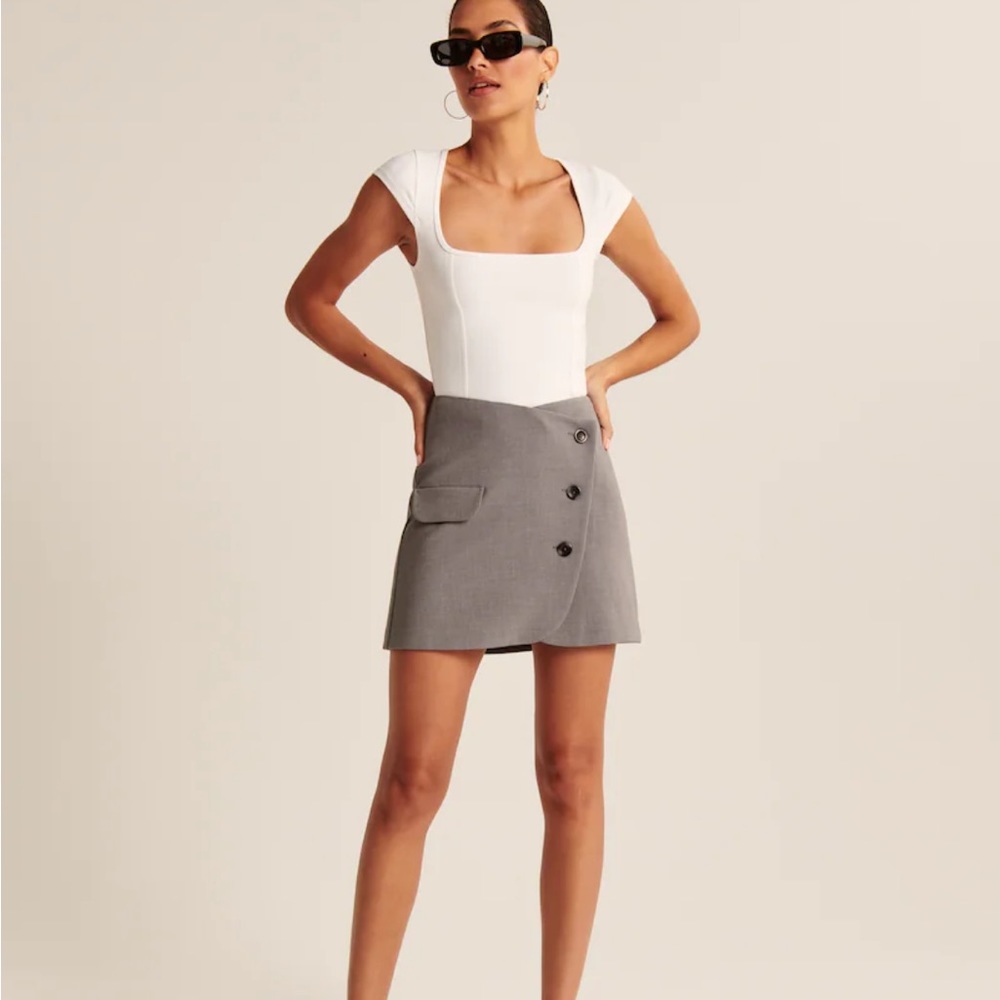 NEW - A&F mini suit skirt - sold out online!